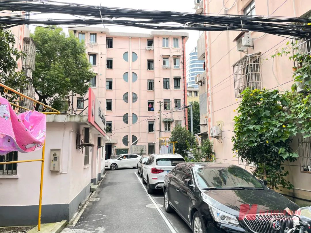 上海房叔抛售93套房产，套现4.5亿？售房是真的，共有110套，市民冒雨抢购，但房东另有其人休闲区蓝鸢梦想 - Www.slyday.coM