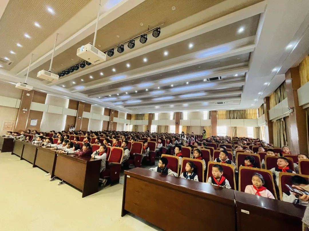 扬子小记者携萌宠走进宝船小学|小学_新浪新闻