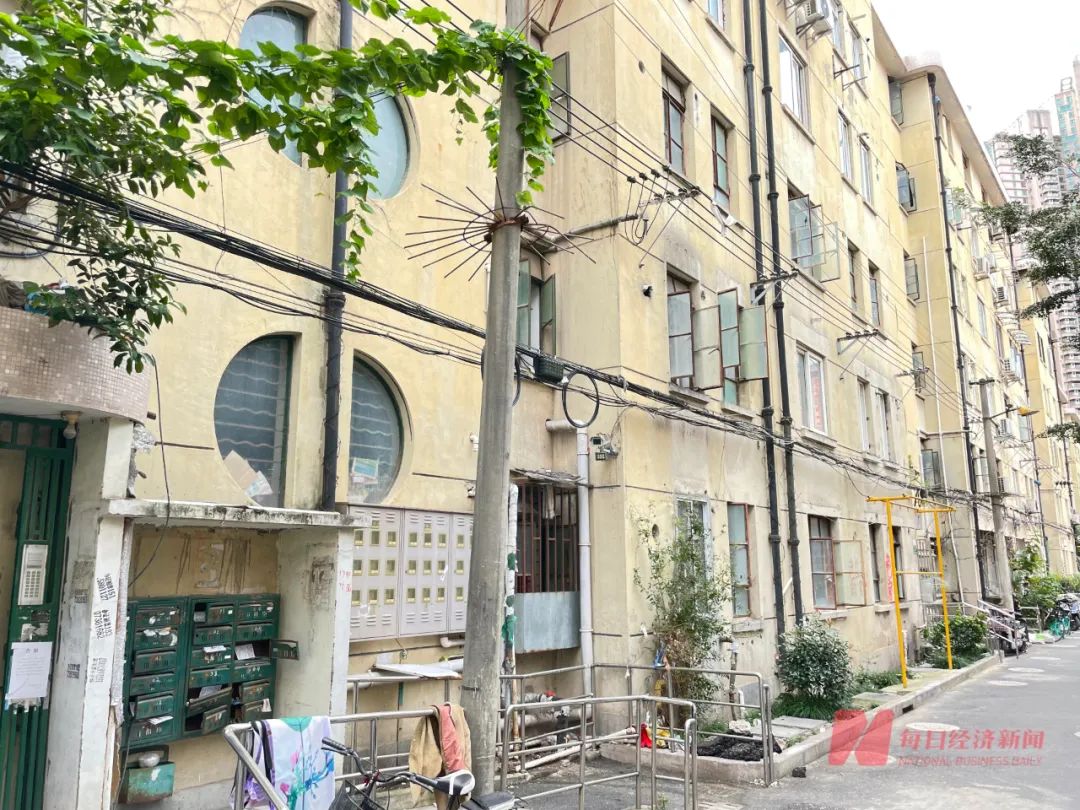 上海房叔抛售93套房产，套现4.5亿？售房是真的，共有110套，市民冒雨抢购，但房东另有其人休闲区蓝鸢梦想 - Www.slyday.coM