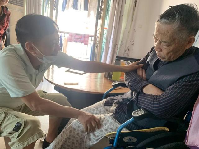 男子放弃6家公司的经营，回家照顾瘫痪父亲12年休闲区蓝鸢梦想 - Www.slyday.coM