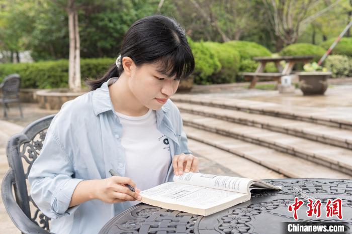 杭电出学霸：电子专业9门课满分 49门满绩保研清华大学休闲区蓝鸢梦想 - Www.slyday.coM