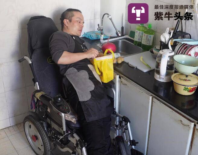 【紫牛头条】瘫痪儿子照顾瘫痪父亲：我要努力攒钱，重新站起来休闲区蓝鸢梦想 - Www.slyday.coM