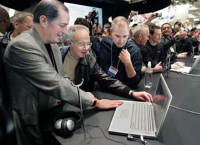 苹果公司创始人乔布斯在初代MacBookPro发布现场