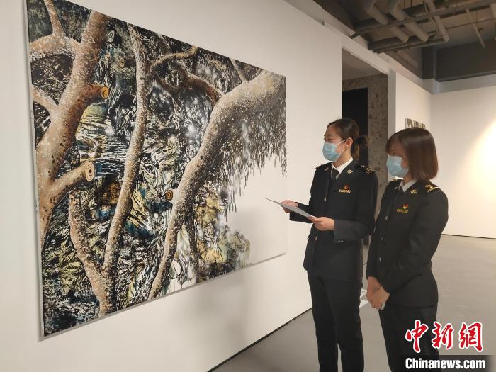 图为北京海关所属天竺海关关员对中国文物博览会进口展品进行现场监管。北京海关供图 摄影 张琳