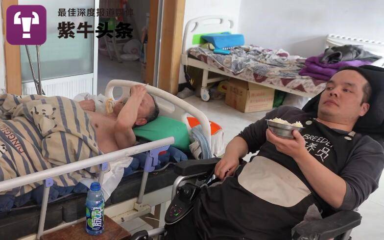【紫牛头条】瘫痪儿子照顾瘫痪父亲：我要努力攒钱，重新站起来休闲区蓝鸢梦想 - Www.slyday.coM