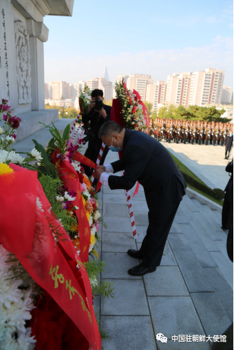 中国人民志愿军抗美援朝出国作战71周年纪念日之际，中国使馆向中朝友谊塔敬献花篮休闲区蓝鸢梦想 - Www.slyday.coM