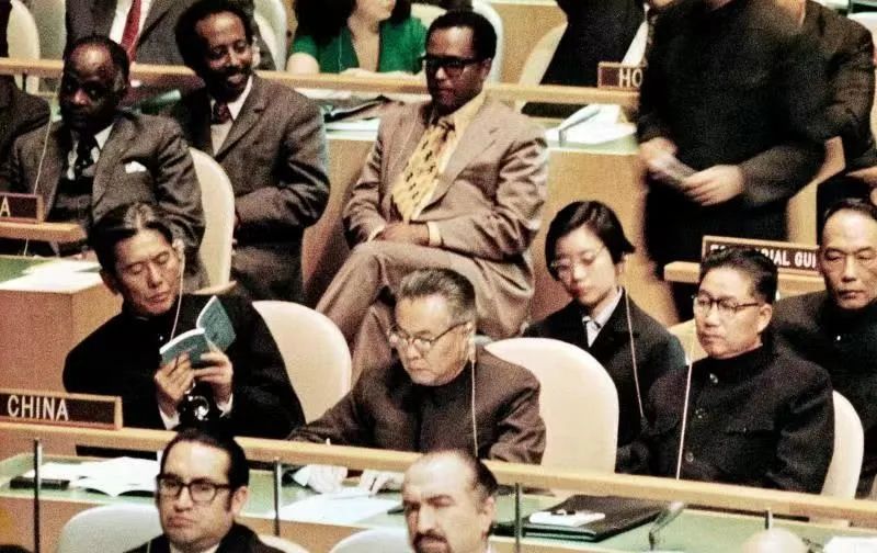 ▲资料图片：1971年11月15日，美国纽约，中国代表团正式出席第二十六届联合国大会。中国外交部副部长乔冠华（左一），中国常驻联合国代表黄华（左二）。（人民视觉）