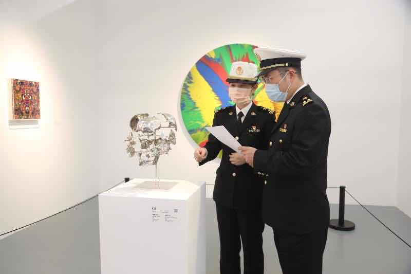 海关关员对参展文化艺术品进行监管服务。 王岩 摄