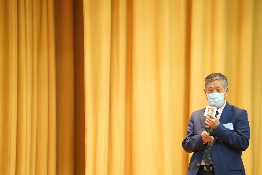 10月25日,中国工程院院士肖绪文在香港大学演讲.新华社记者吕小炜摄