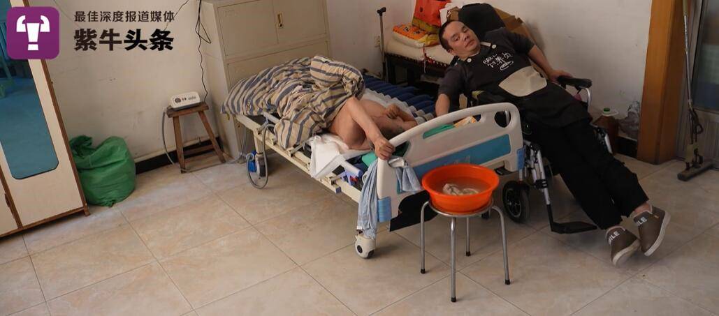 【紫牛头条】瘫痪儿子照顾瘫痪父亲：我要努力攒钱，重新站起来休闲区蓝鸢梦想 - Www.slyday.coM