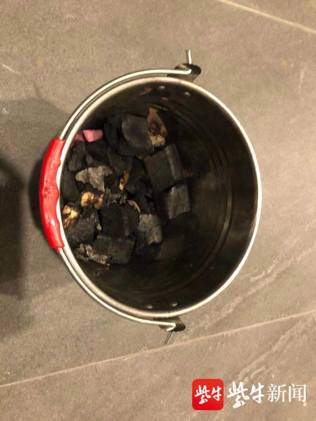 女子患抑郁症深夜烧炭轻生民警第一时间赶到救助