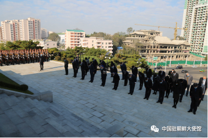 中国人民志愿军抗美援朝出国作战71周年纪念日之际，中国使馆向中朝友谊塔敬献花篮休闲区蓝鸢梦想 - Www.slyday.coM