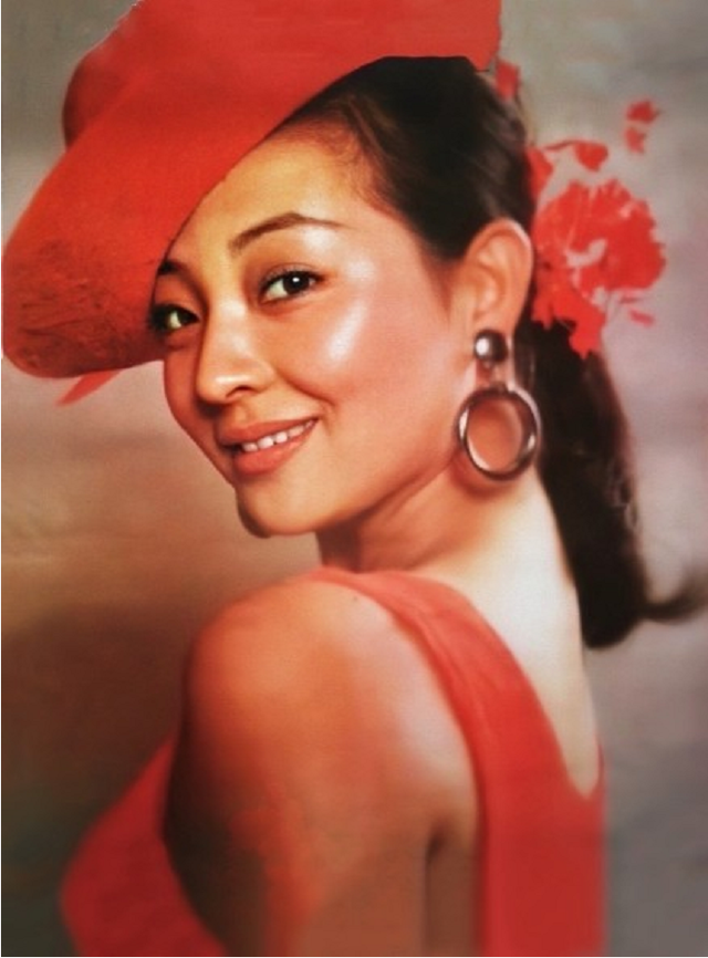 演员马羚晒15万元电费发数十条动态求助维权52岁单身和母亲住