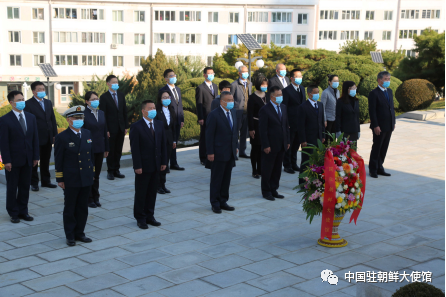 中国人民志愿军抗美援朝出国作战71周年纪念日之际，中国使馆向中朝友谊塔敬献花篮休闲区蓝鸢梦想 - Www.slyday.coM