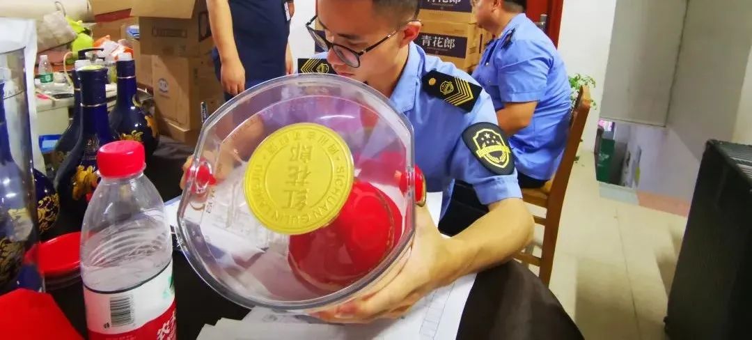 ▲执法人员正在登记假郎酒数量。赖春/摄
