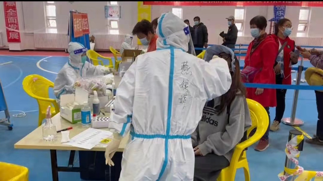 10月19日，翁瑾钰和朋友去做核酸检测。受访者供图
