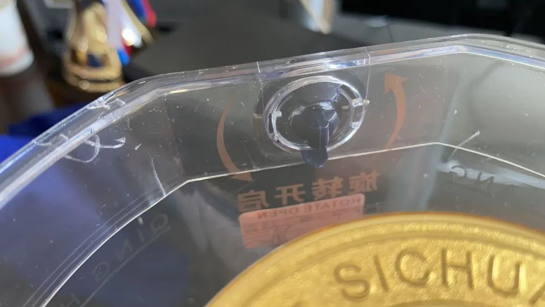 ▲假郎酒的塑料包装盒上有明显的划痕。赖春/摄