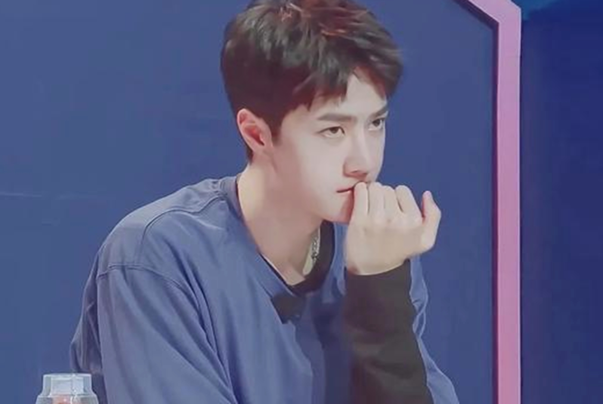 王一博帅气出场品牌直播台上啃手网友坚持做自己你最棒