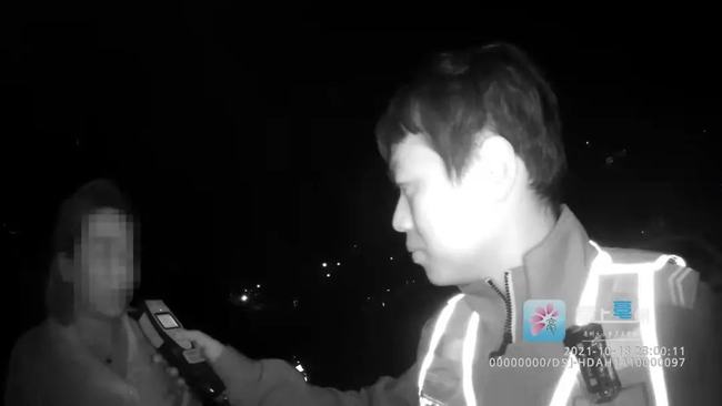 丈夫醉驾自首在交警队遇酒驾妻子休闲区蓝鸢梦想 - Www.slyday.coM