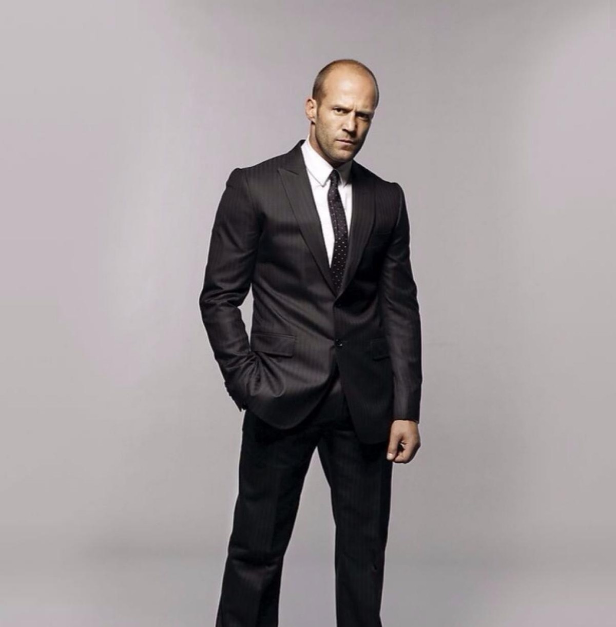 75岁史泰龙戴墨镜气场不输当年,网友:他还能打