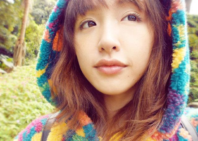 出演了陈奕迅《这样的一个麻烦》mv,《终极一班2》中的林青青也是她