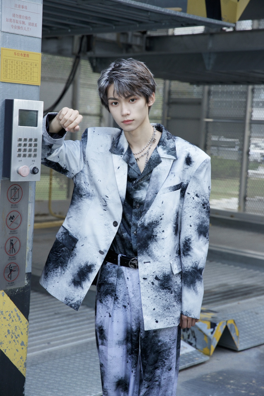 花开半夏传媒|梓渝泼墨印花西装惊艳亮相 荣获年度最