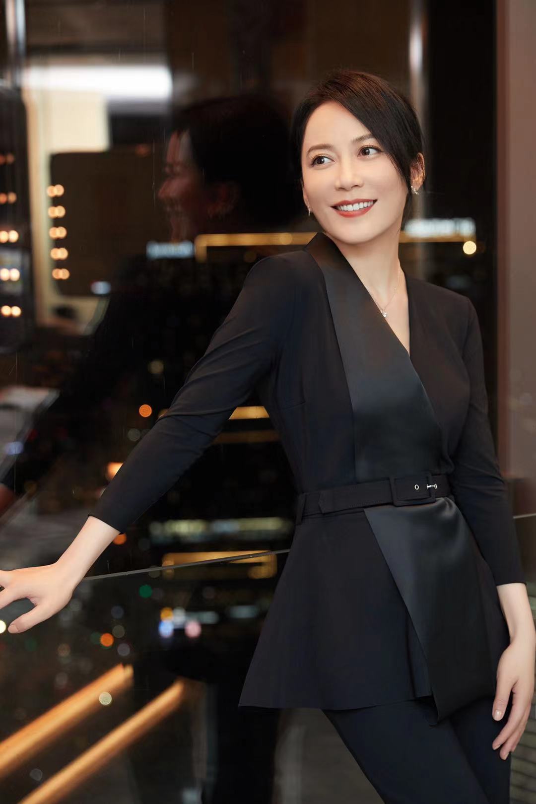 耳畔「月桂」系列耳环钻光闪耀,优雅迷人～#俞飞鸿[超话]# 活动造型