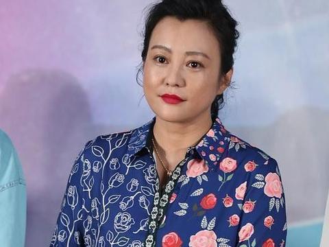 郝蕾怎么穿上了"大妈装",印花衬衫看着太老气,幸好气质能加分