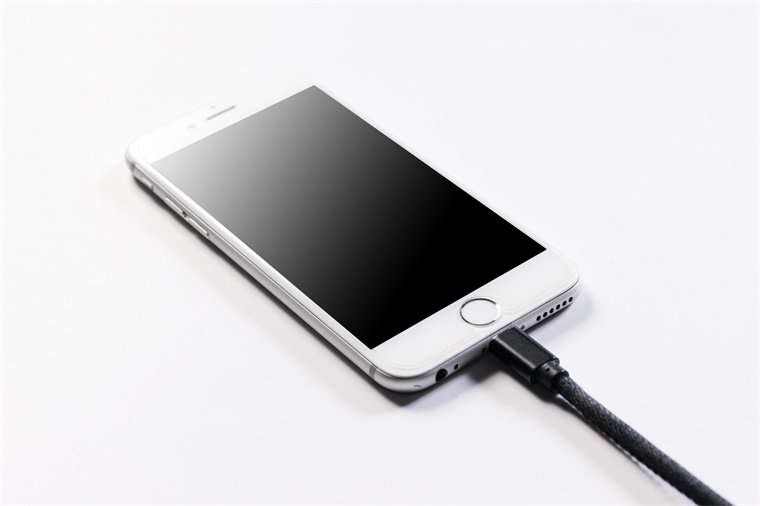 忍无可忍！中国大学生起诉苹果不送充电器休闲区蓝鸢梦想 - Www.slyday.coM