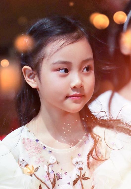 化着淡妆穿公主裙长腿尽显,手拿玫瑰气质好|淡妆|甜馨|气质_新浪新闻