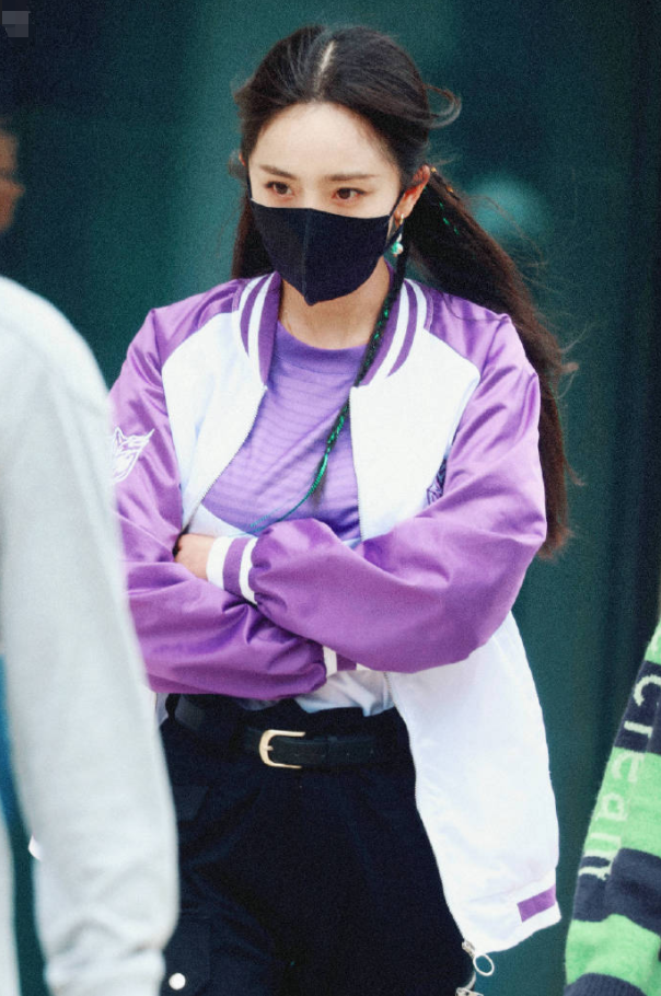 杨幂的脸真不能胖,看着有点像肿了,衣服有点显胖,却仍有韵味|紫色