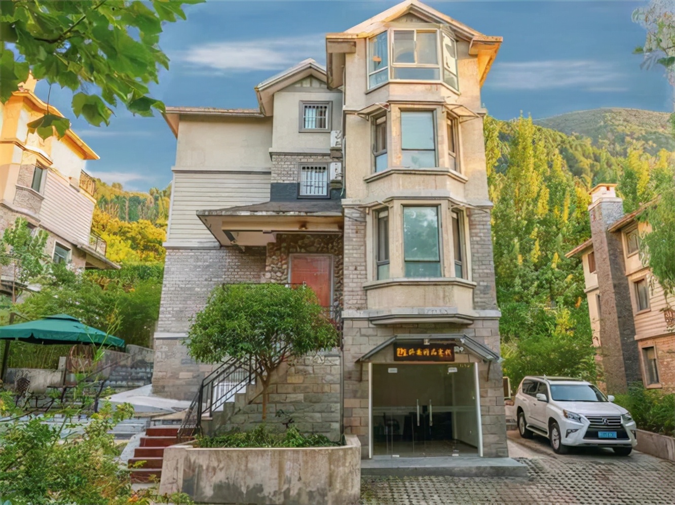 客栈位于闻名世界风景秀丽的终南山,秦岭山水小区别墅区,距离机场仅一