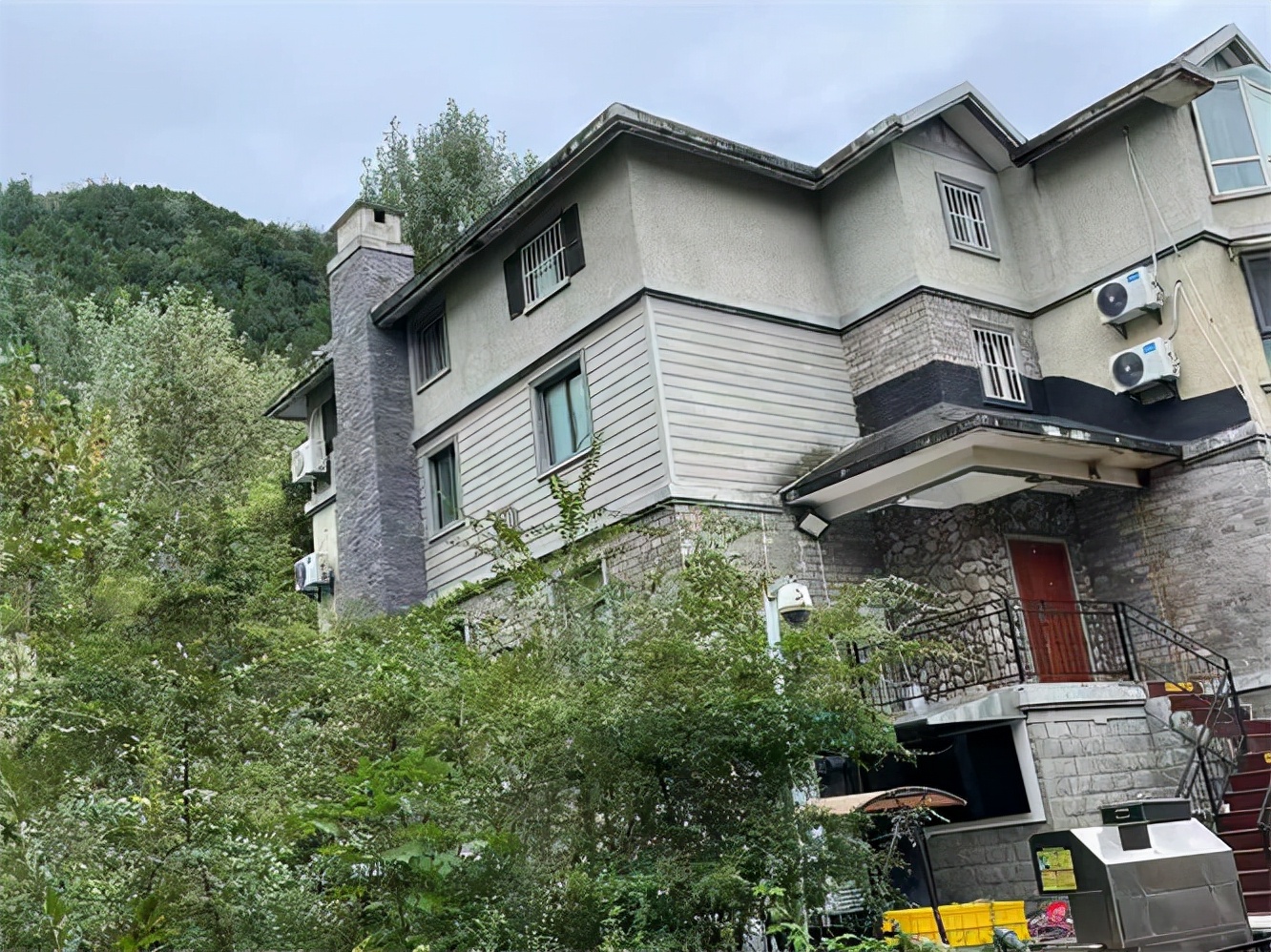 客栈位于闻名世界风景秀丽的终南山,秦岭山水小区别墅区,距离机场仅一