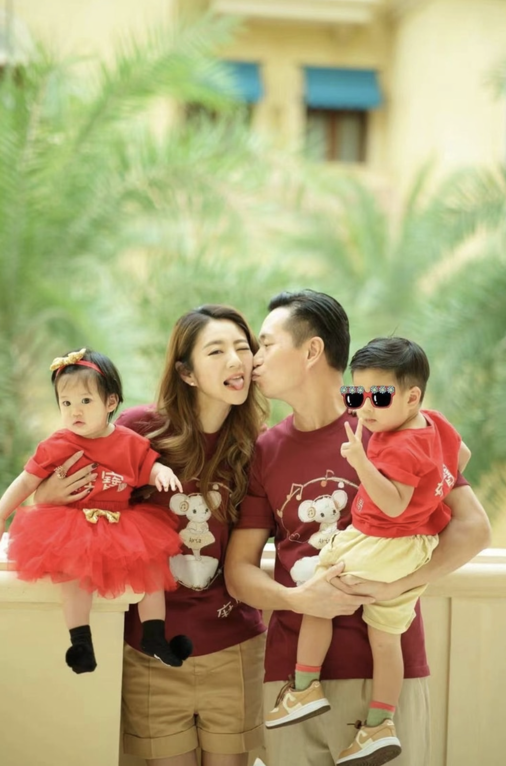 安以轩为一岁女儿庆生排场大丈夫送十克拉钻石三代同堂很温馨