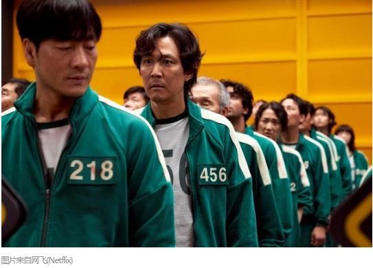 电视剧《鱿鱼游戏》中，角色身穿绿色运动服画面。图片来源：韩国《中央日报》报道截图。