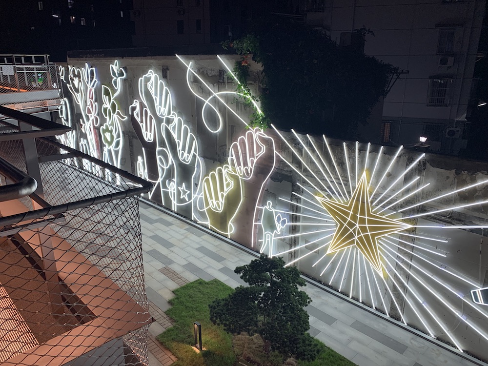 百禧公园霓虹灯墙       澎湃新闻记者 王昱 图