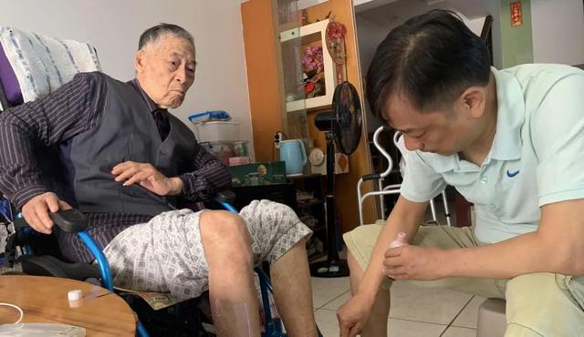 放弃6家公司经营，男子照顾瘫痪父亲12年：保姆哪有亲儿子好休闲区蓝鸢梦想 - Www.slyday.coM