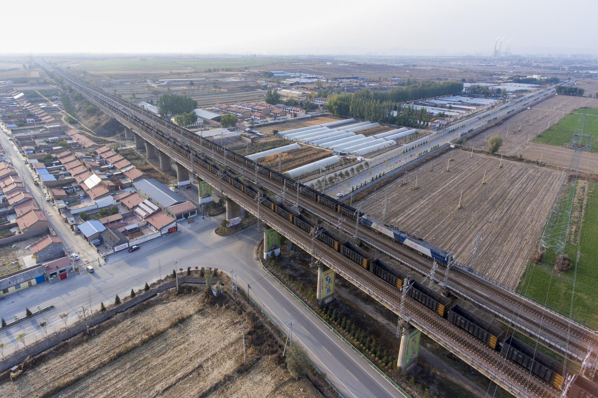 10月25日,列车行驶在大秦线御河桥上(无人机照片).