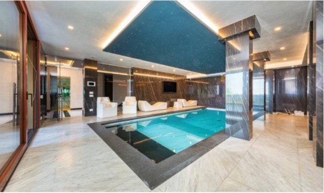 意媒c罗在都灵的豪华别墅正挂牌出租卧室内有显眼蜘蛛侠元素