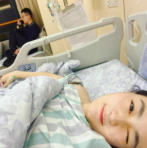 歌手李蕴自曝患脊椎肿瘤晒住院照老公陪伴在侧还在等检查结果