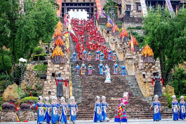 赏彩林！摘秋果！成都出发3小时，去川西小九寨吃喝玩乐耍2天休闲区蓝鸢梦想 - Www.slyday.coM