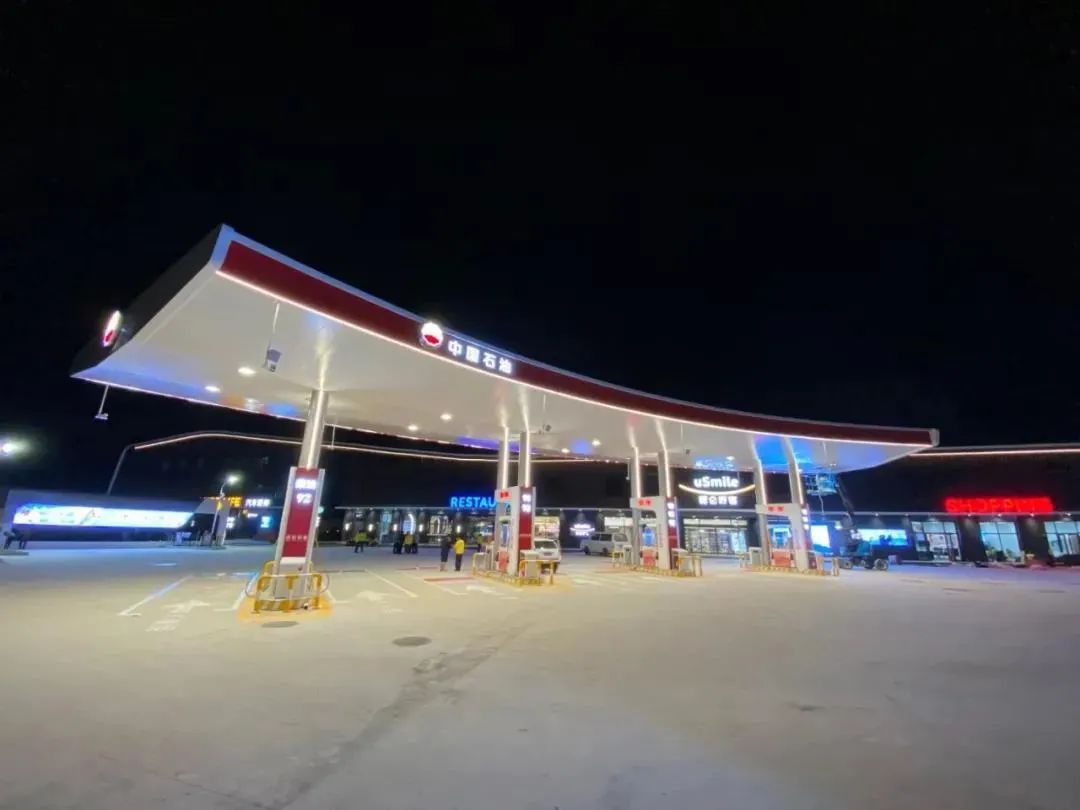 突破大家印象中加油站的单一功能,金龙站集加氢,加油,加气,充电,非油