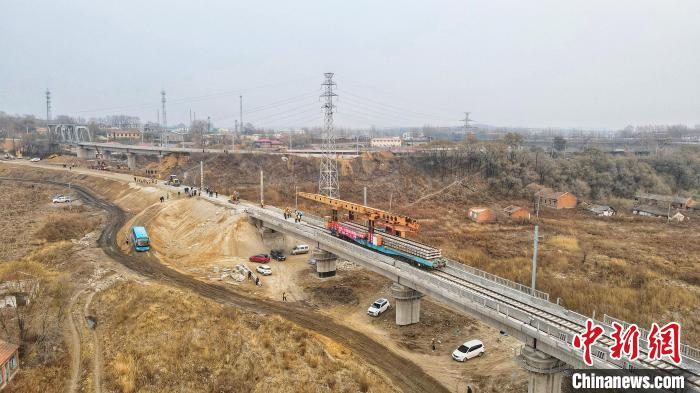 我国在建最东端快速铁路改造工程全线铺轨贯通