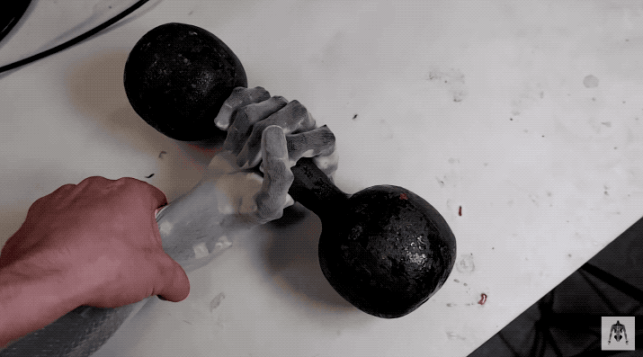 AI|人造肌肉机械臂太逼真引热议 举7kg哑铃“肌肉”清晰可见