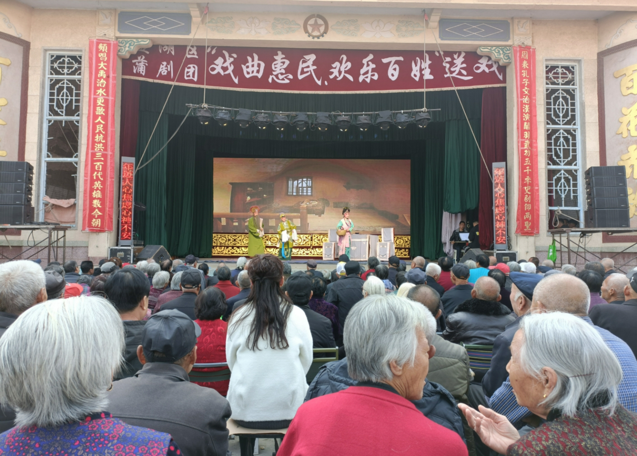 西庄戏台，台下大多是老年观众。新京报记者 吴采倩 摄
