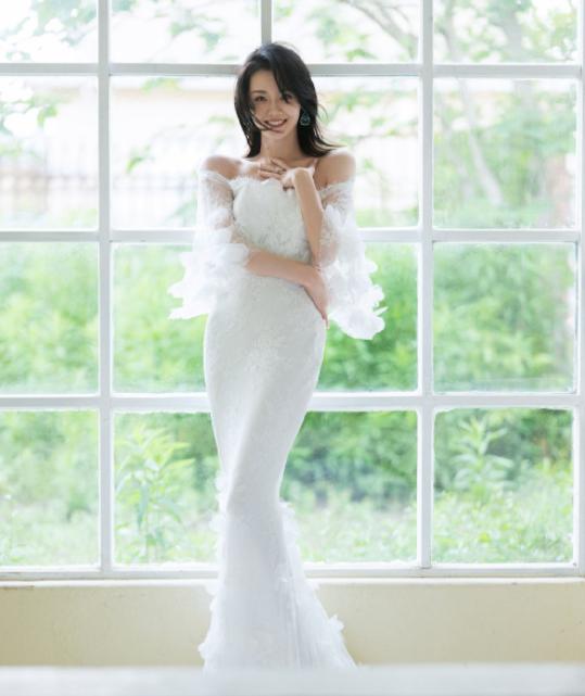 苗苗穿婚纱太美和郑恺婚期未定伴娘不太可能是芳华二美