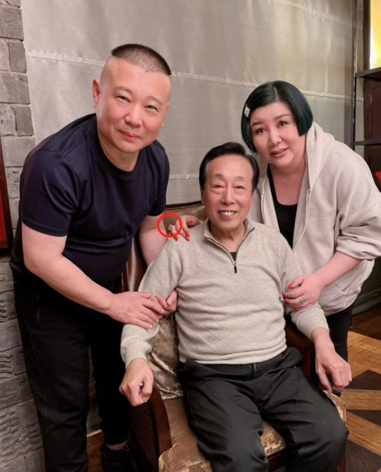 郭德纲携妻子看望恩师王惠身材胖出镜也没修图瘦身真实不装