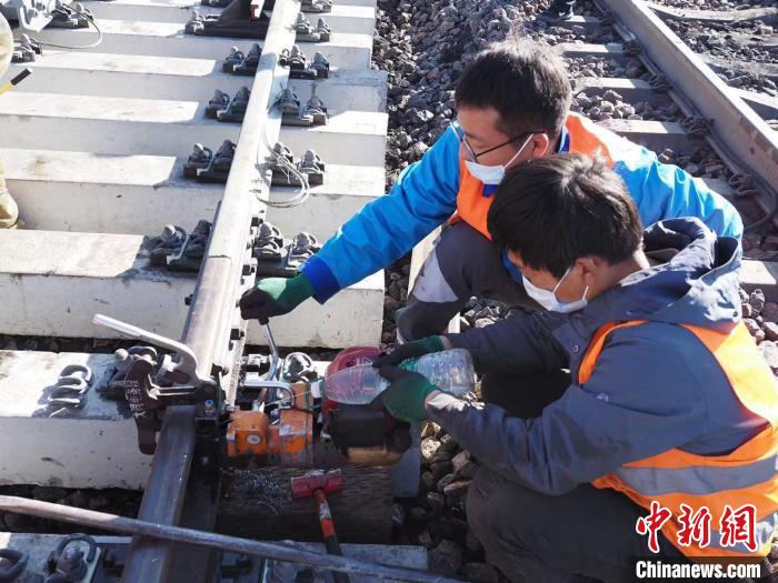“中国重载第一路”大秦铁路集中修施工任务较原计划提前3天完成。　张炯 摄