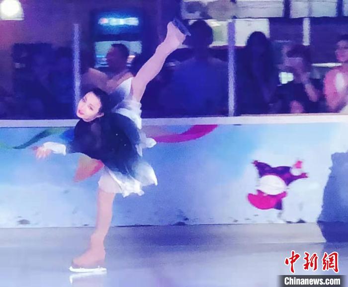 图为李思娴在北京国贸商城滑冰场进行花样滑冰表演。　受访者供图