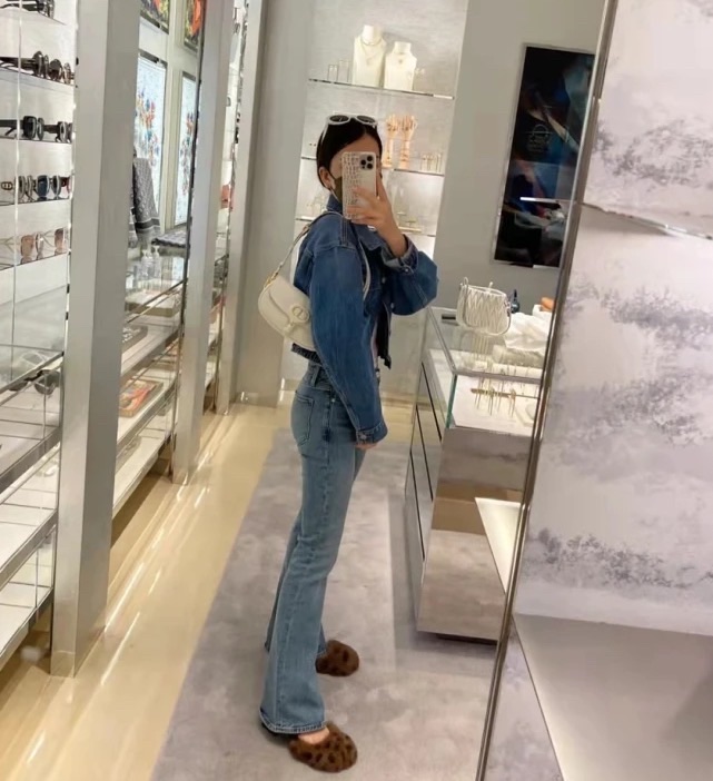 方媛逛街晒自拍穿紧身喇叭裤配平底鞋臀型明显身材比例很好